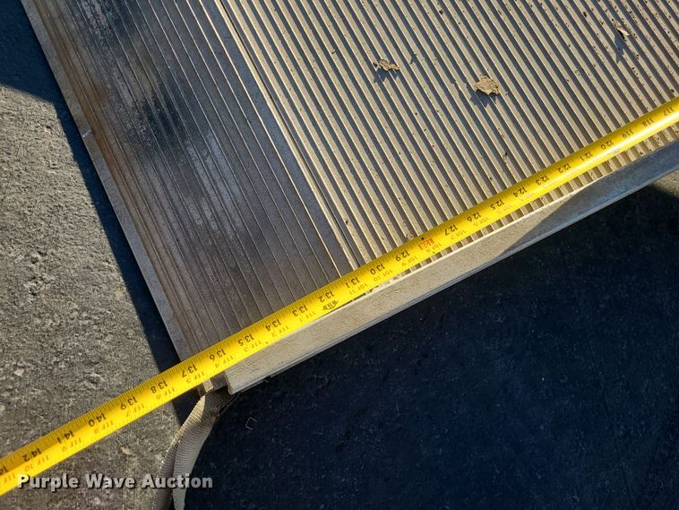 image for item LJ9378 2002 Ford E350 Super Duty  box truck