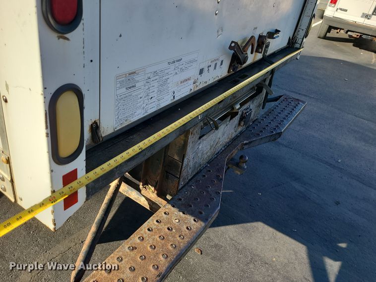 image for item LJ9378 2002 Ford E350 Super Duty  box truck