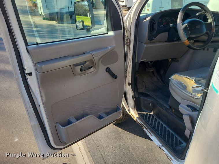 image for item LJ9378 2002 Ford E350 Super Duty  box truck