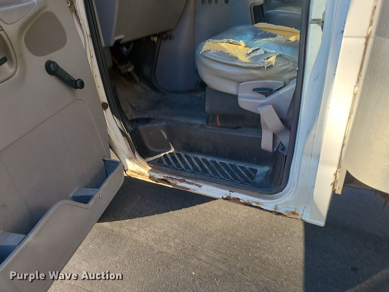 image for item LJ9378 2002 Ford E350 Super Duty  box truck