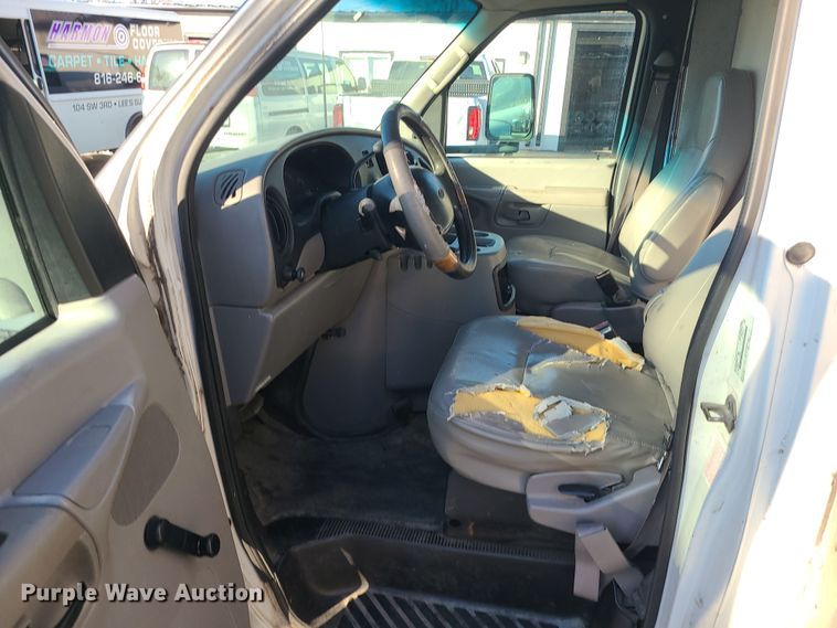 image for item LJ9378 2002 Ford E350 Super Duty  box truck