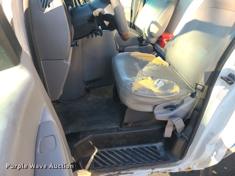 image for item LJ9378 2002 Ford E350 Super Duty  box truck