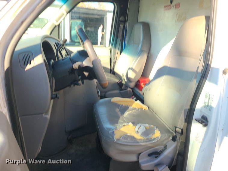 image for item LJ9378 2002 Ford E350 Super Duty  box truck