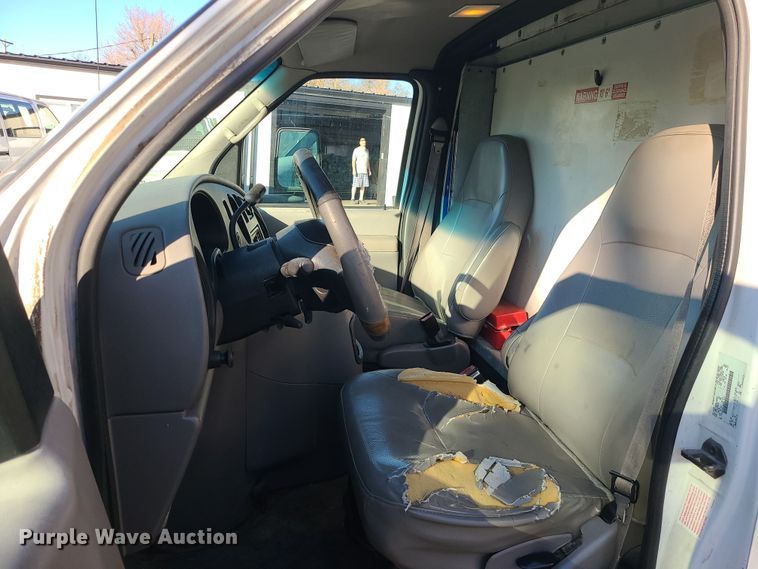 image for item LJ9378 2002 Ford E350 Super Duty  box truck