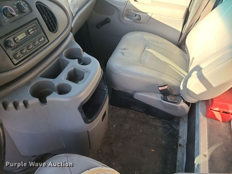 image for item LJ9378 2002 Ford E350 Super Duty  box truck