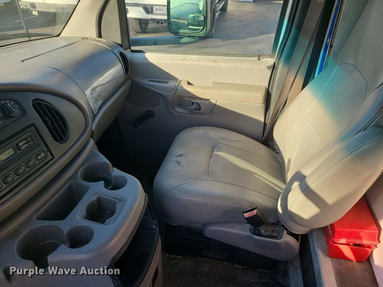 image for item LJ9378 2002 Ford E350 Super Duty  box truck