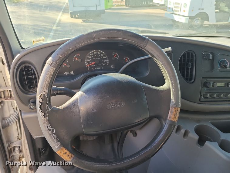 image for item LJ9378 2002 Ford E350 Super Duty  box truck