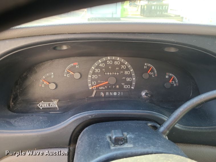 image for item LJ9378 2002 Ford E350 Super Duty  box truck