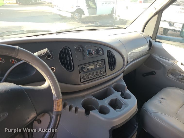 image for item LJ9378 2002 Ford E350 Super Duty  box truck