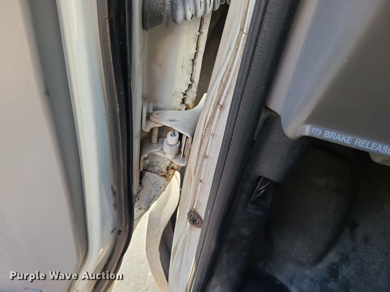 image for item LJ9378 2002 Ford E350 Super Duty  box truck