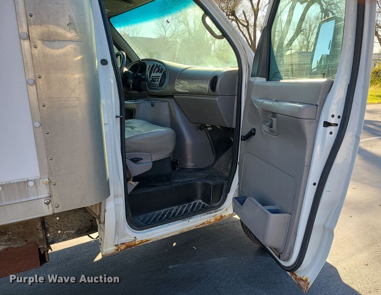image for item LJ9378 2002 Ford E350 Super Duty  box truck