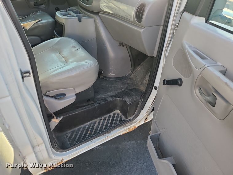 image for item LJ9378 2002 Ford E350 Super Duty  box truck