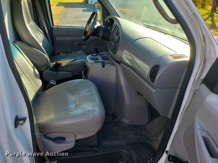 image for item LJ9378 2002 Ford E350 Super Duty  box truck