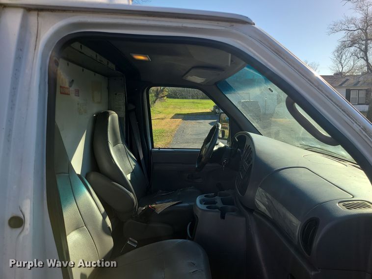image for item LJ9378 2002 Ford E350 Super Duty  box truck