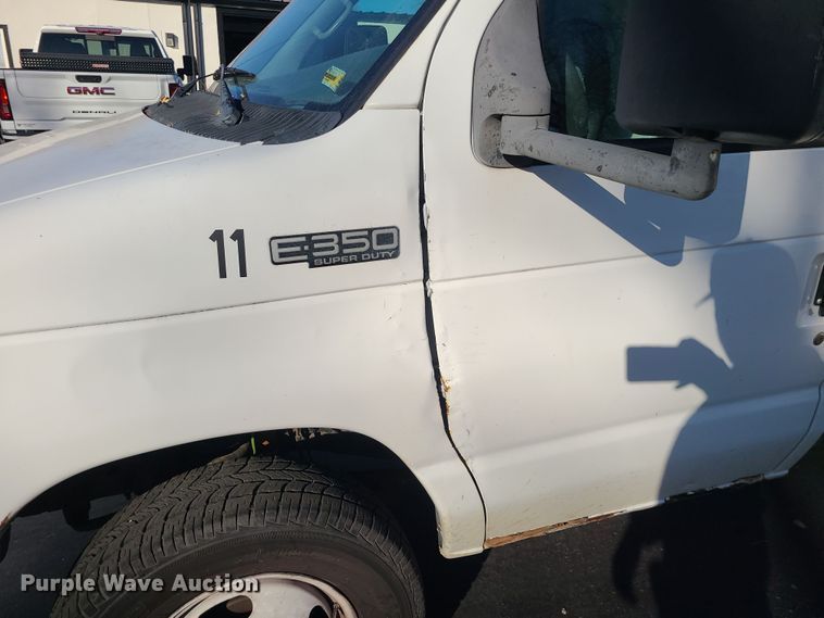 image for item LJ9378 2002 Ford E350 Super Duty  box truck