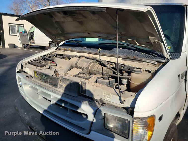 image for item LJ9378 2002 Ford E350 Super Duty  box truck