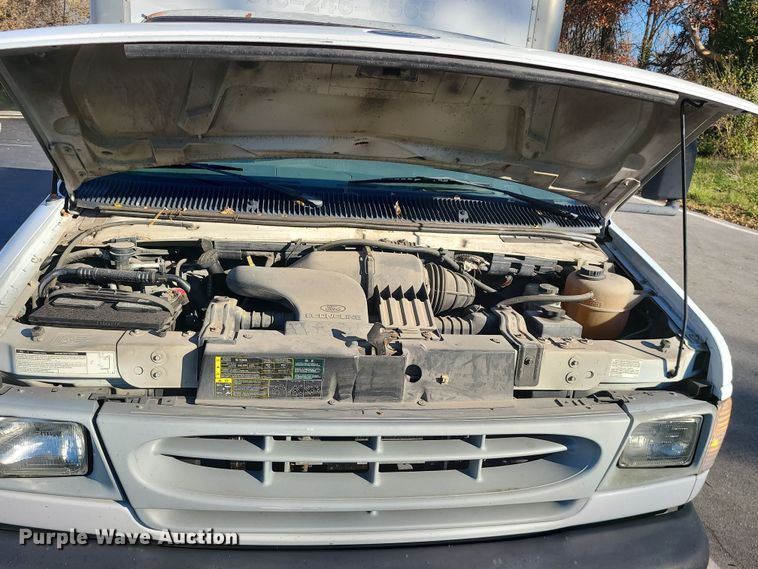 image for item LJ9378 2002 Ford E350 Super Duty  box truck
