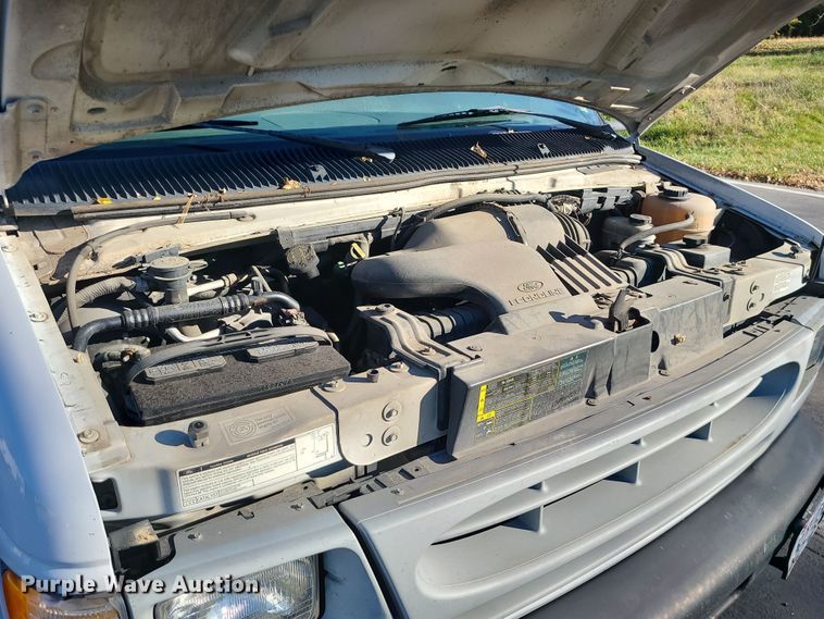 image for item LJ9378 2002 Ford E350 Super Duty  box truck