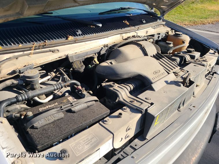 image for item LJ9378 2002 Ford E350 Super Duty  box truck