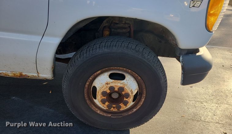 image for item LJ9378 2002 Ford E350 Super Duty  box truck