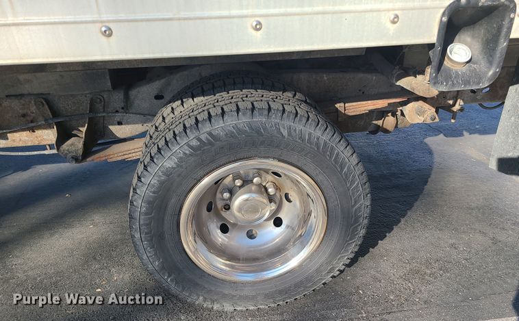 image for item LJ9378 2002 Ford E350 Super Duty  box truck