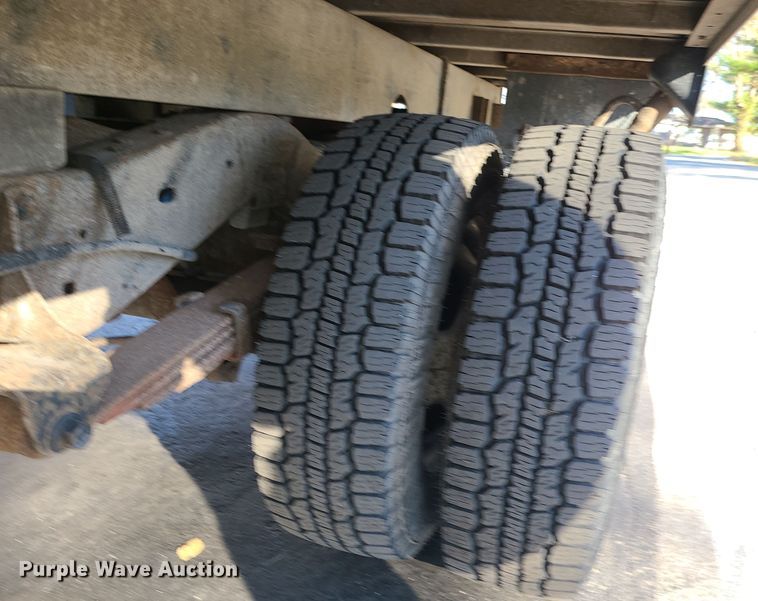 image for item LJ9378 2002 Ford E350 Super Duty  box truck