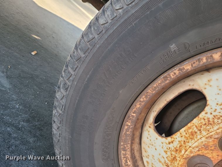 image for item LJ9378 2002 Ford E350 Super Duty  box truck