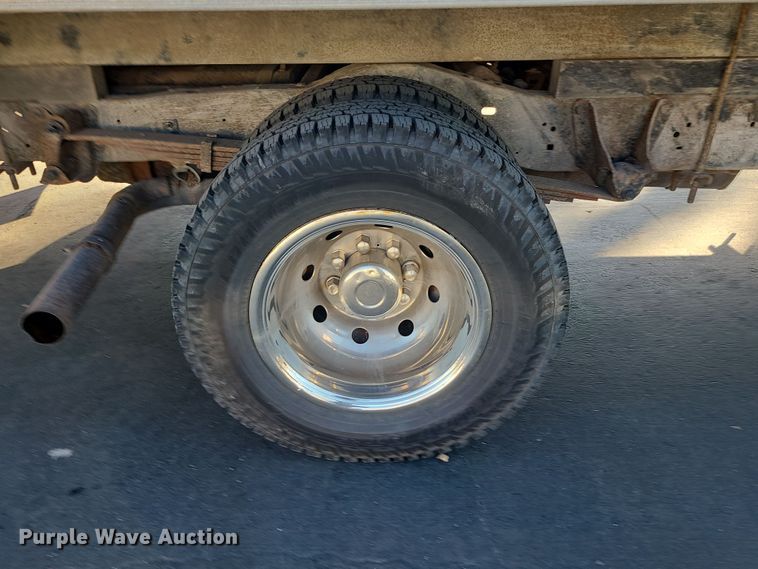 image for item LJ9378 2002 Ford E350 Super Duty  box truck