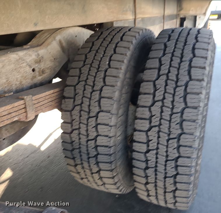 image for item LJ9378 2002 Ford E350 Super Duty  box truck