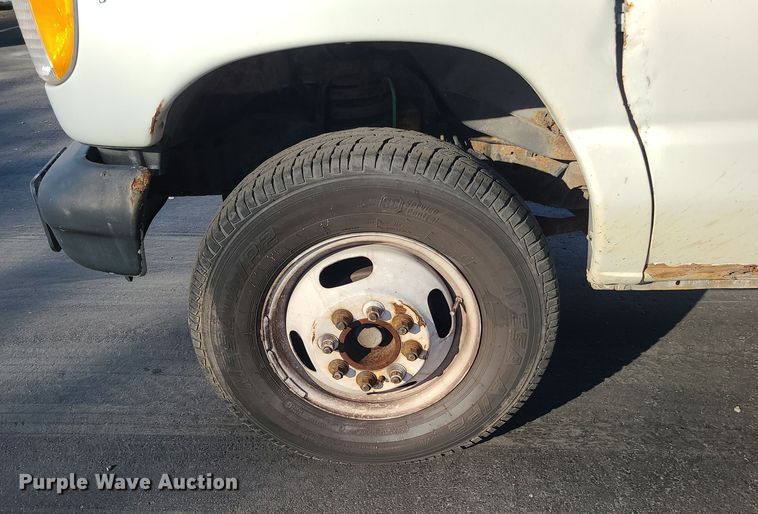 image for item LJ9378 2002 Ford E350 Super Duty  box truck