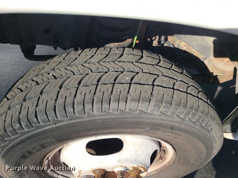 image for item LJ9378 2002 Ford E350 Super Duty  box truck