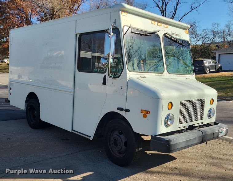 image for item LJ9379 2003 Workhorse P Series  delivery truck