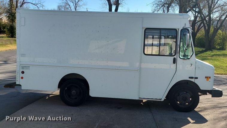 image for item LJ9379 2003 Workhorse P Series  delivery truck