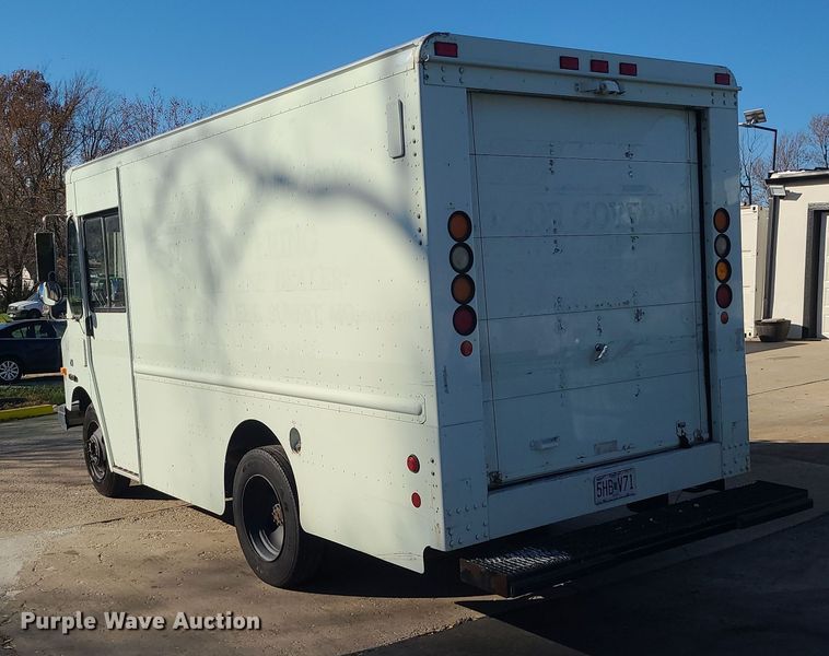 image for item LJ9379 2003 Workhorse P Series  delivery truck