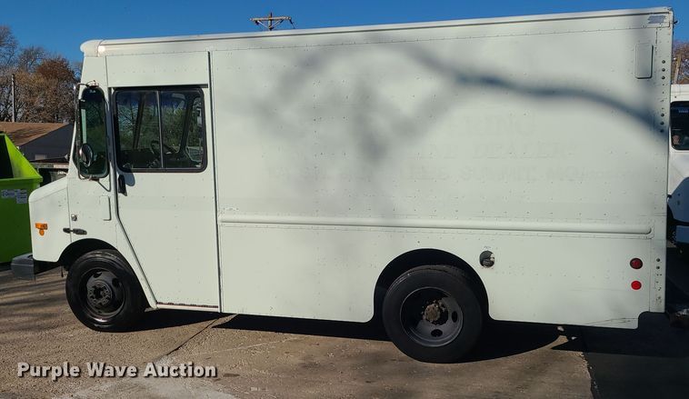 image for item LJ9379 2003 Workhorse P Series  delivery truck