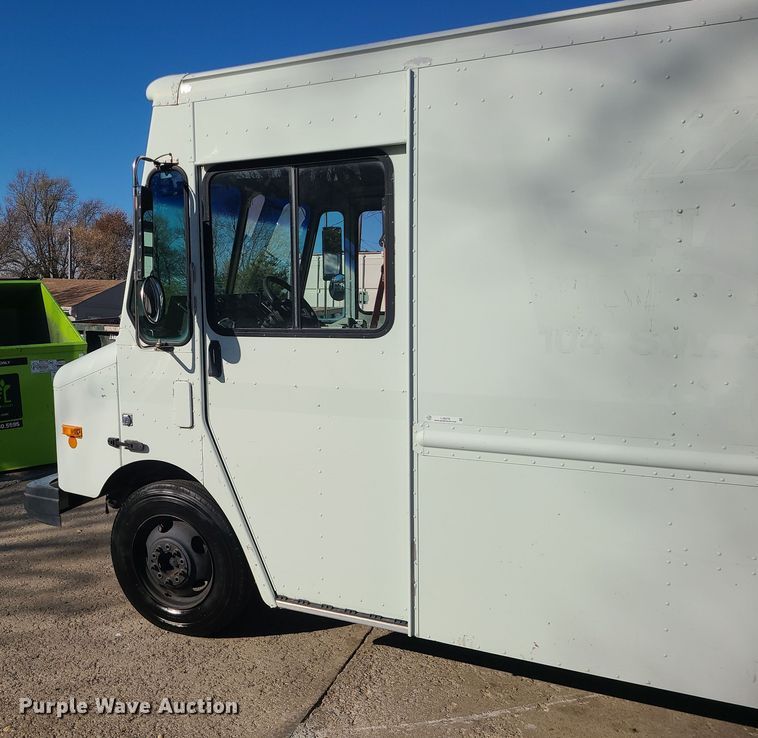 image for item LJ9379 2003 Workhorse P Series  delivery truck