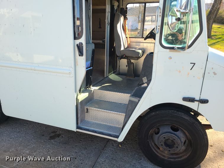 image for item LJ9379 2003 Workhorse P Series  delivery truck