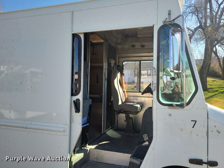 image for item LJ9379 2003 Workhorse P Series  delivery truck