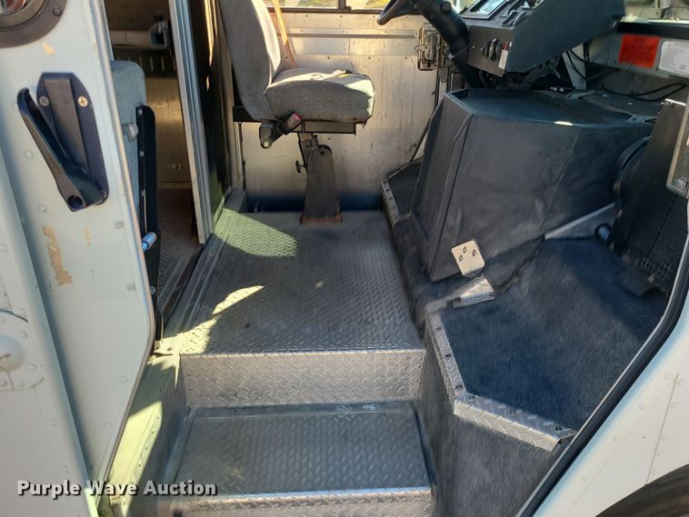 image for item LJ9379 2003 Workhorse P Series  delivery truck