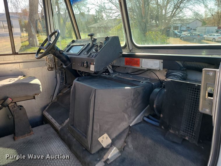 image for item LJ9379 2003 Workhorse P Series  delivery truck