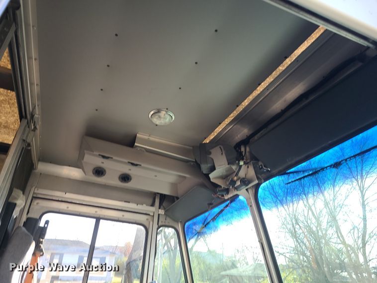 image for item LJ9379 2003 Workhorse P Series  delivery truck