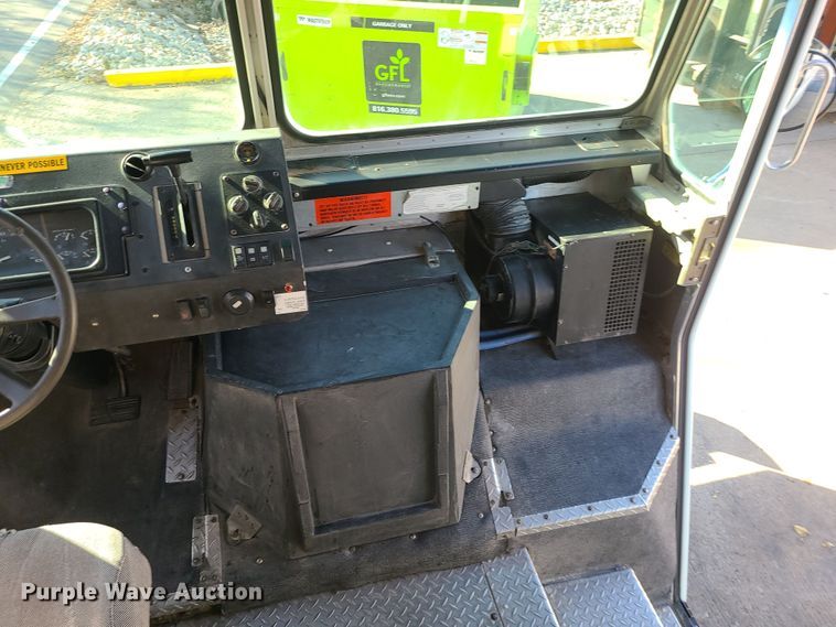 image for item LJ9379 2003 Workhorse P Series  delivery truck