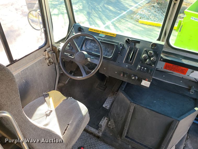 image for item LJ9379 2003 Workhorse P Series  delivery truck