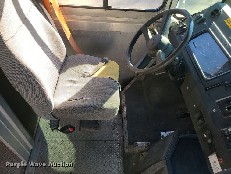 image for item LJ9379 2003 Workhorse P Series  delivery truck