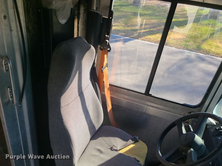 image for item LJ9379 2003 Workhorse P Series  delivery truck