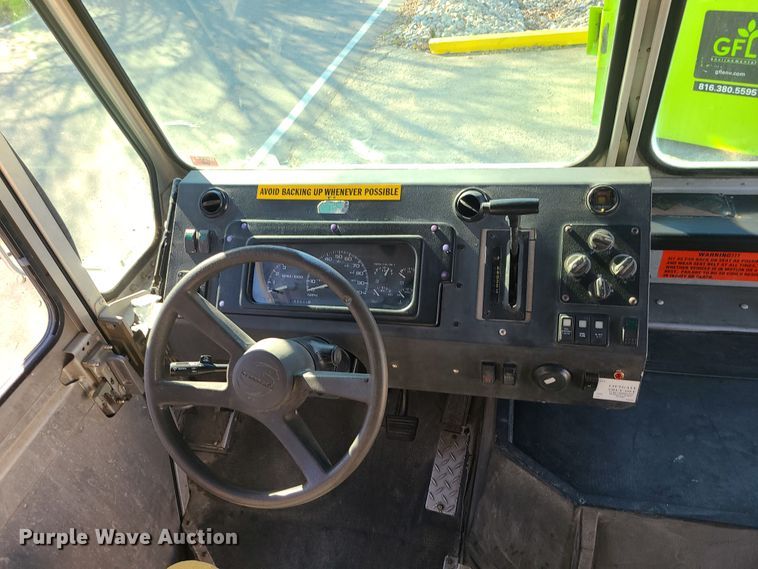 image for item LJ9379 2003 Workhorse P Series  delivery truck