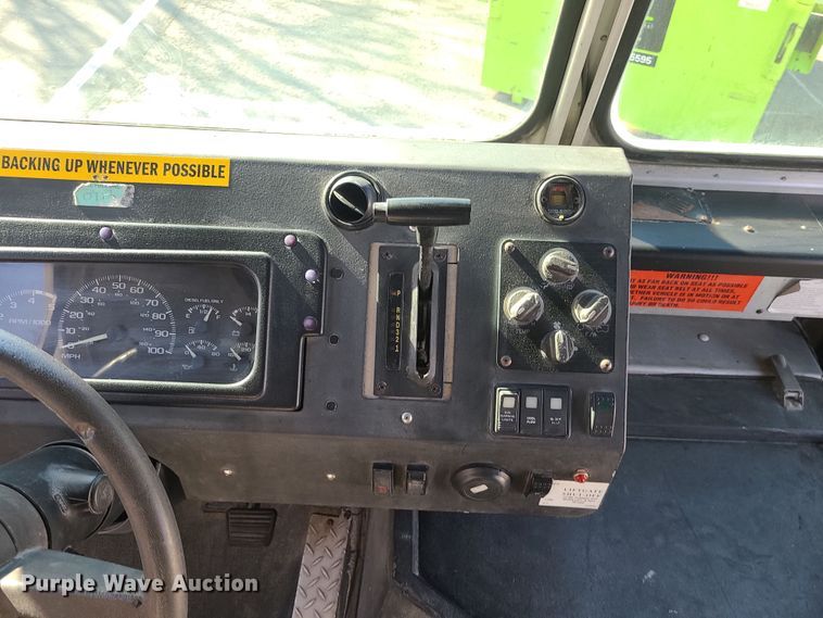 image for item LJ9379 2003 Workhorse P Series  delivery truck