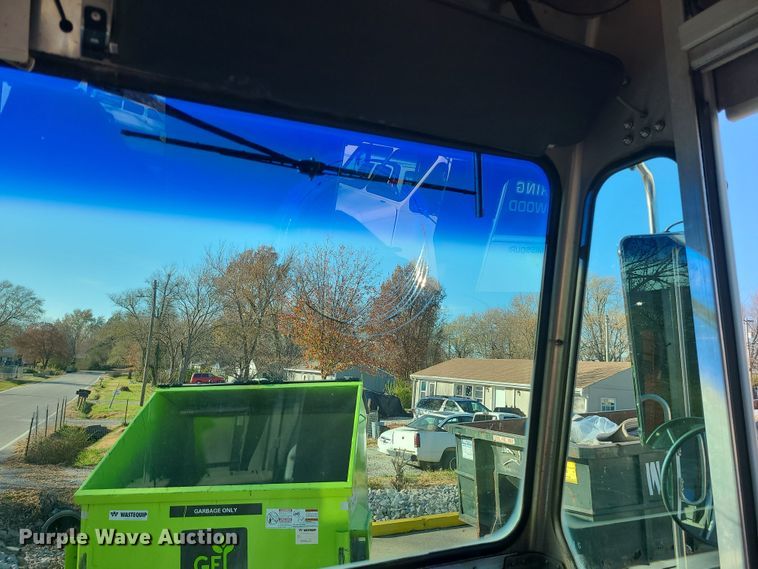 image for item LJ9379 2003 Workhorse P Series  delivery truck