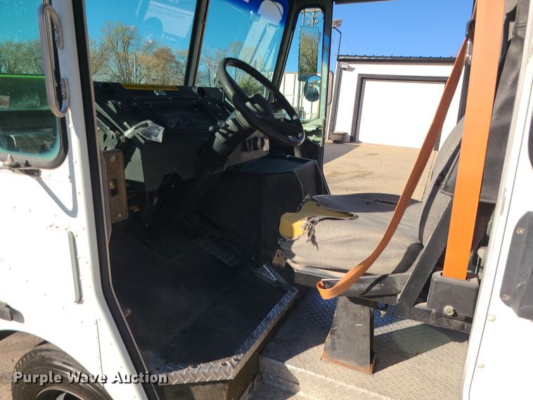 image for item LJ9379 2003 Workhorse P Series  delivery truck