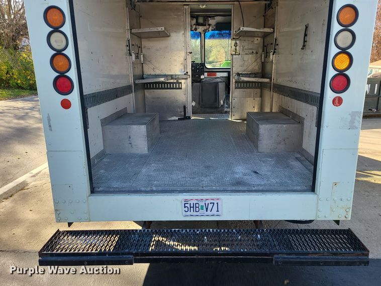 image for item LJ9379 2003 Workhorse P Series  delivery truck